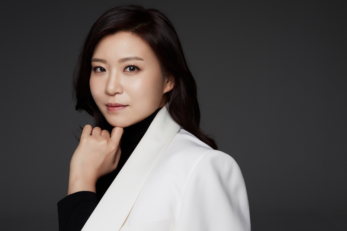 PAST ASSOCIATE & ASSISTANT CONDUCTOR,Shi-Yeon Sung(프로필사진)