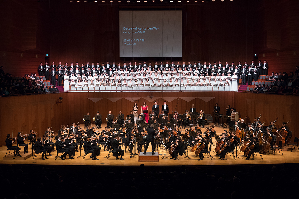 베토벤 합창 교향곡을 연주하는 오케스트라 단원들의 모습(사진)