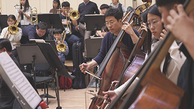 오케스트라 교육을 받고 있는 연주자의 모습(사진)